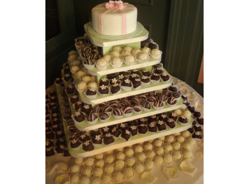 Modern Wedding: Sweet Cupcake Tower Tips from a CT Cake Designer