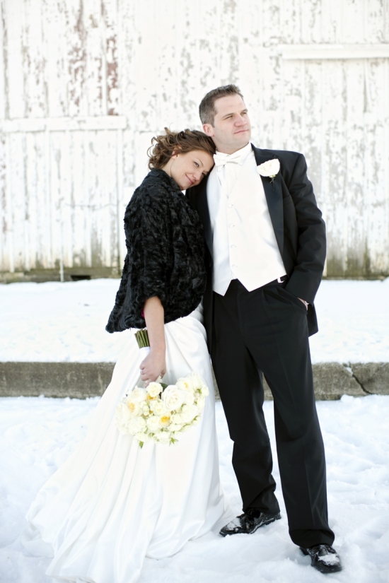 Cozy Winter Wedding in Des Moines: Elegant Couple & Cake Details
