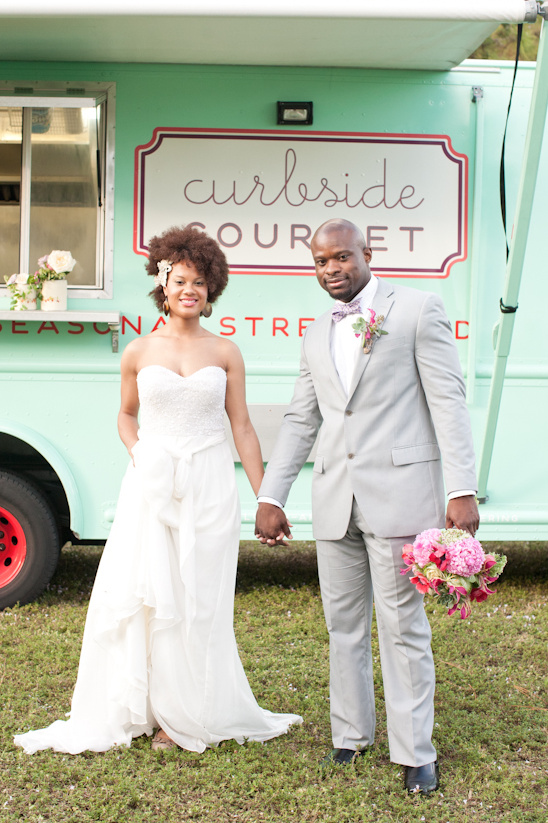 Chic Picnic Weddings: Gourmet Food Trucks & Style