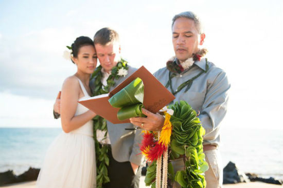 Maui Beach Wedding: Intimate Hawaiian Ceremony