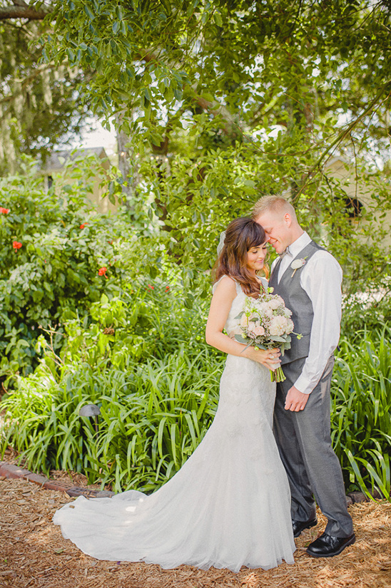 Stylish Vintage Wedding: Mismatched China, Handkerchiefs & Budget-Friendly Decor