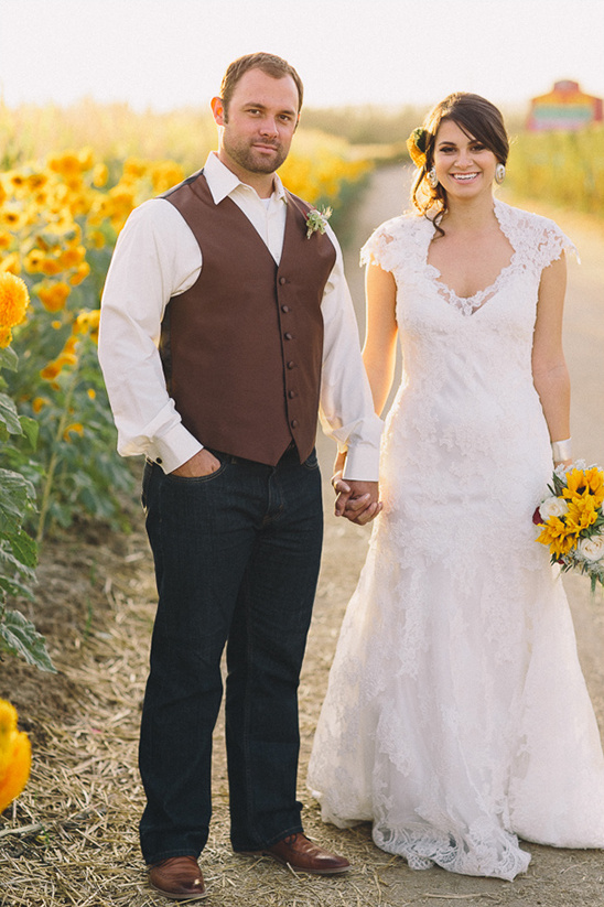 Rustic Elegance: Burlap and Lace Wedding Inspiration Shoot