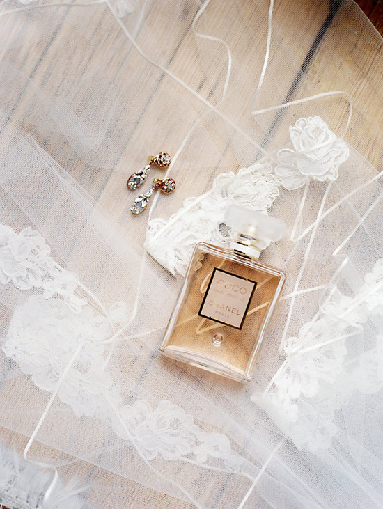 Classic Savannah Wedding: Intimate Gathering & Vintage Car Charm
