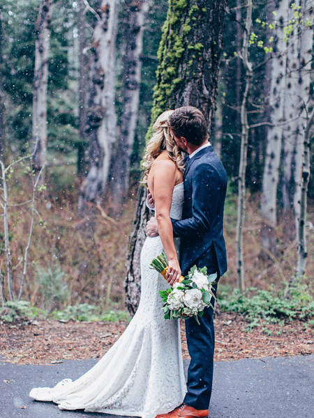 A Magical May Wedding: Snow, Smiles, and Unforgettable Moments
