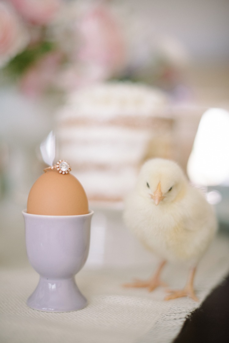 Stylish Easter Brunch Inspiration: Dainty Details, Mini Cakes & Feather!