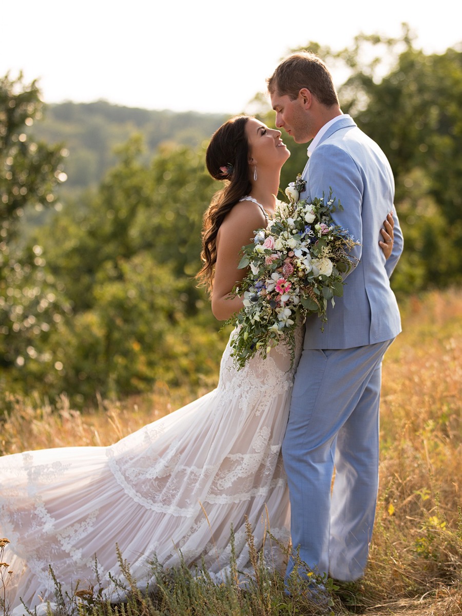 Romantic Red Barn Wedding: Photos of a Perfect Day