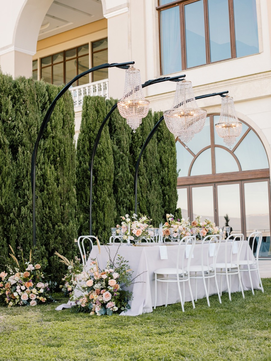 Elegant and Timeless Wedding Inspiration in Greece&nbsp;for the Trendsetting Couple