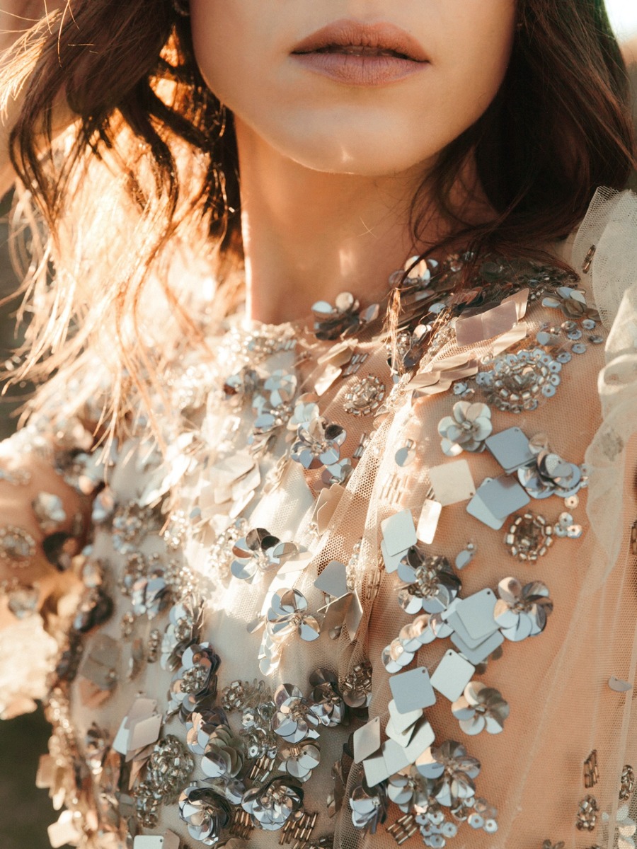 Sci-fi desert wedding inspiration with metallic accents and mirror tricks