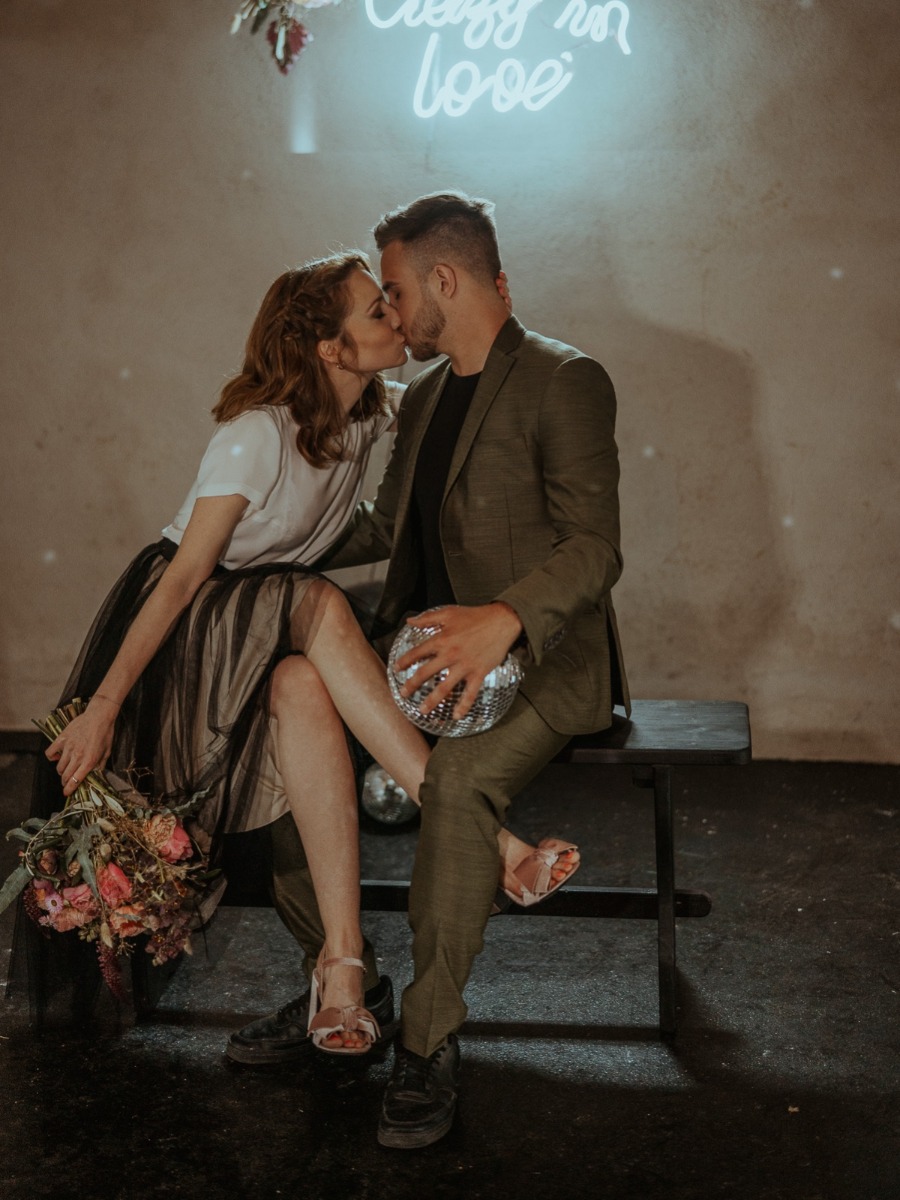 Chic Pizza Party Elopement Inspiration: Modern, Fun & Approachable