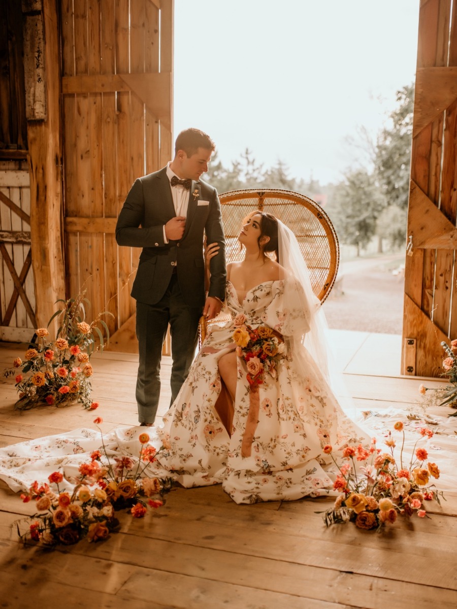 Chic Earthy Barn Elopement Blends Elegance and Comfort