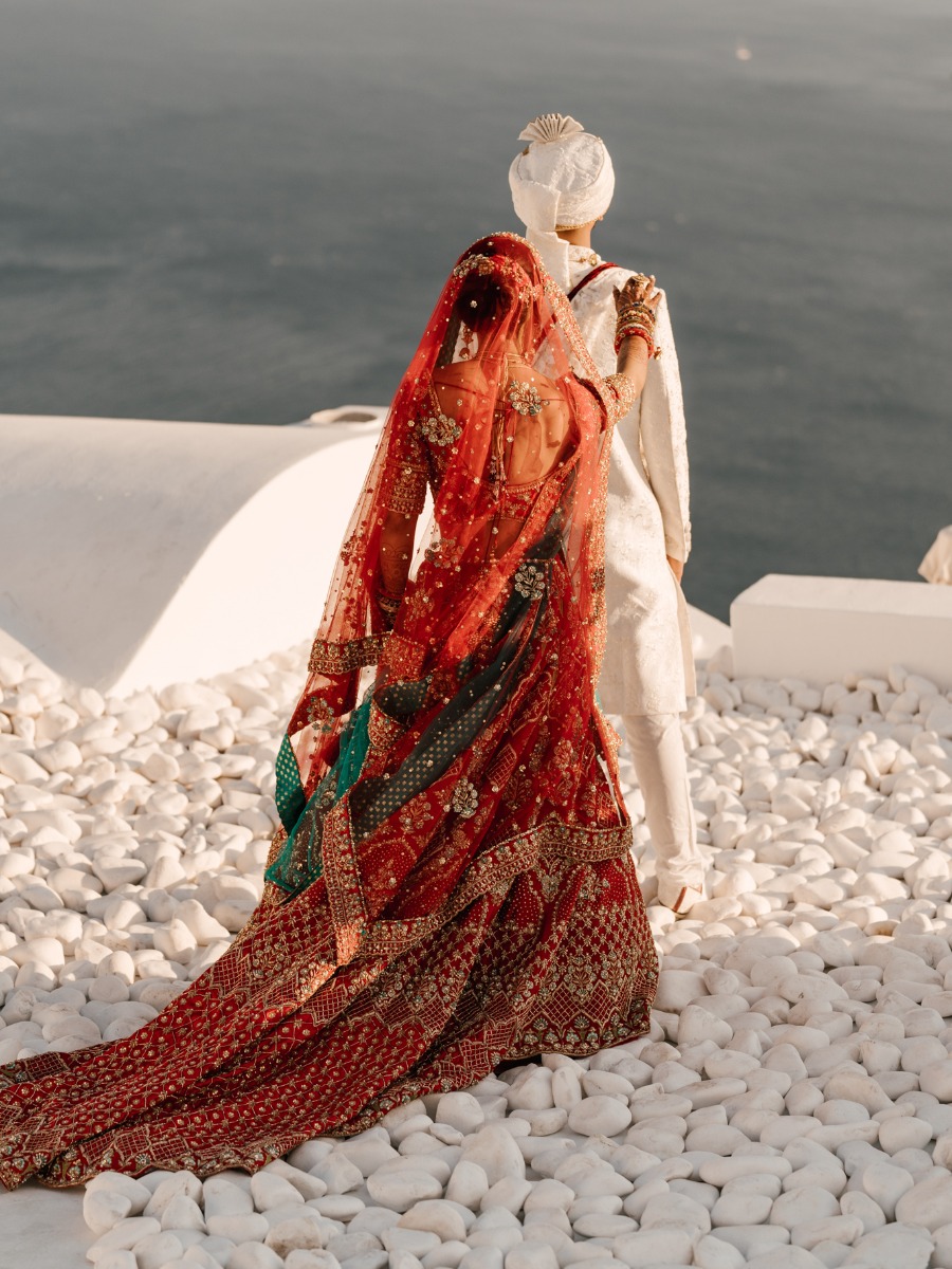 Santorini Dream: Hindu Destination Wedding Amidst Pandemic