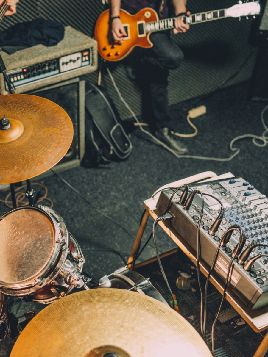 Hire the Perfect Wedding Band: Expert Tips & Key Factors
