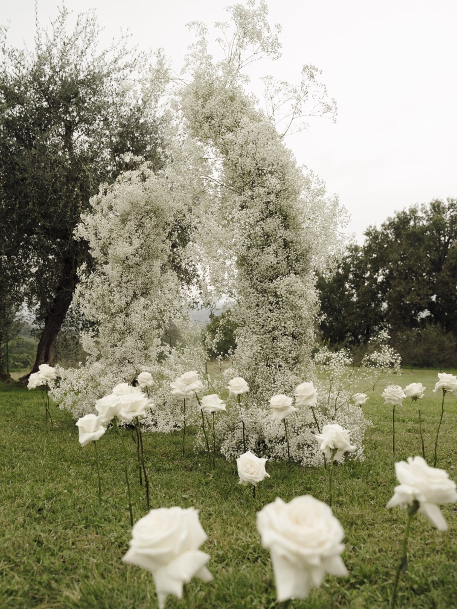 This rainy monochromatic wedding in tuscany is a mood