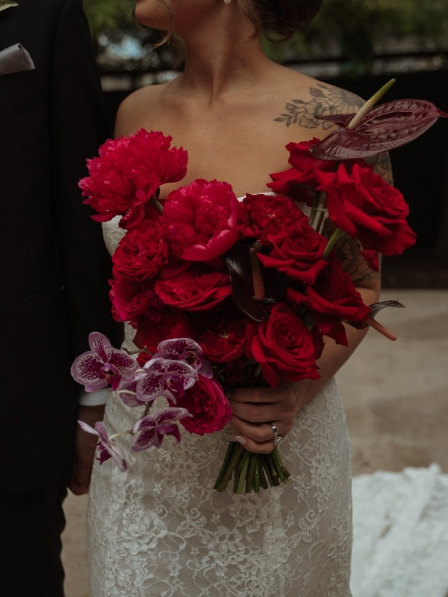 This heart-shaped bouquet and black and red color palette is a vibe