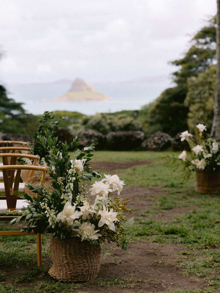 Nature was the star of this monochromatic wedding in Hawaii