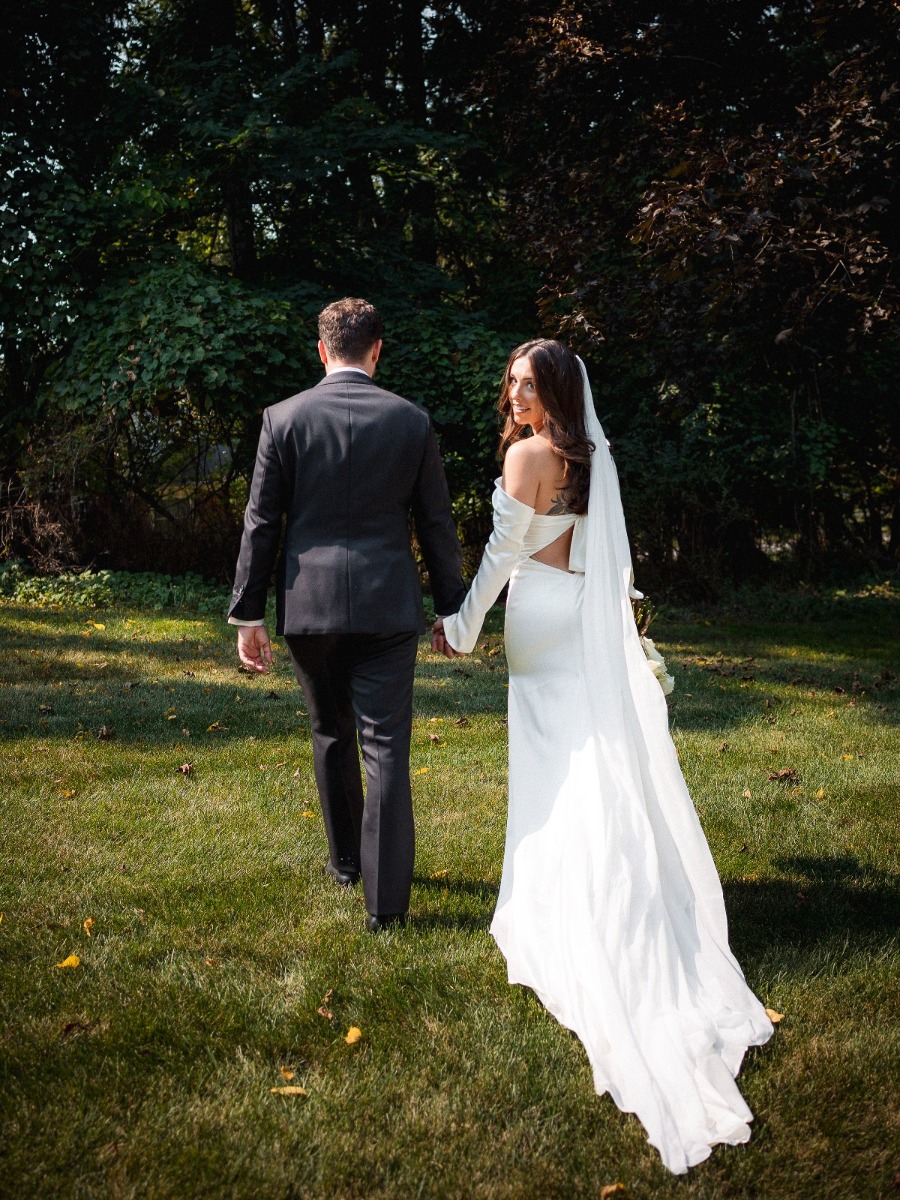 Barefoot bride hosts an intimate wedding in her parents' backyard