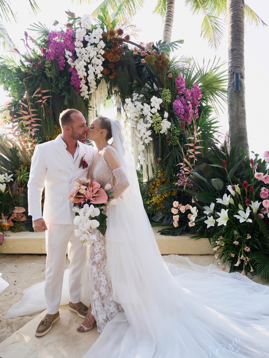 Why magenta and green are the most luxe choice for a tropical wedding