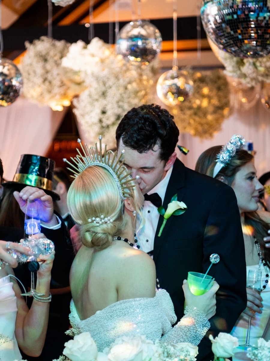 A stylish NYE wedding with an altar made of wood from the family farm