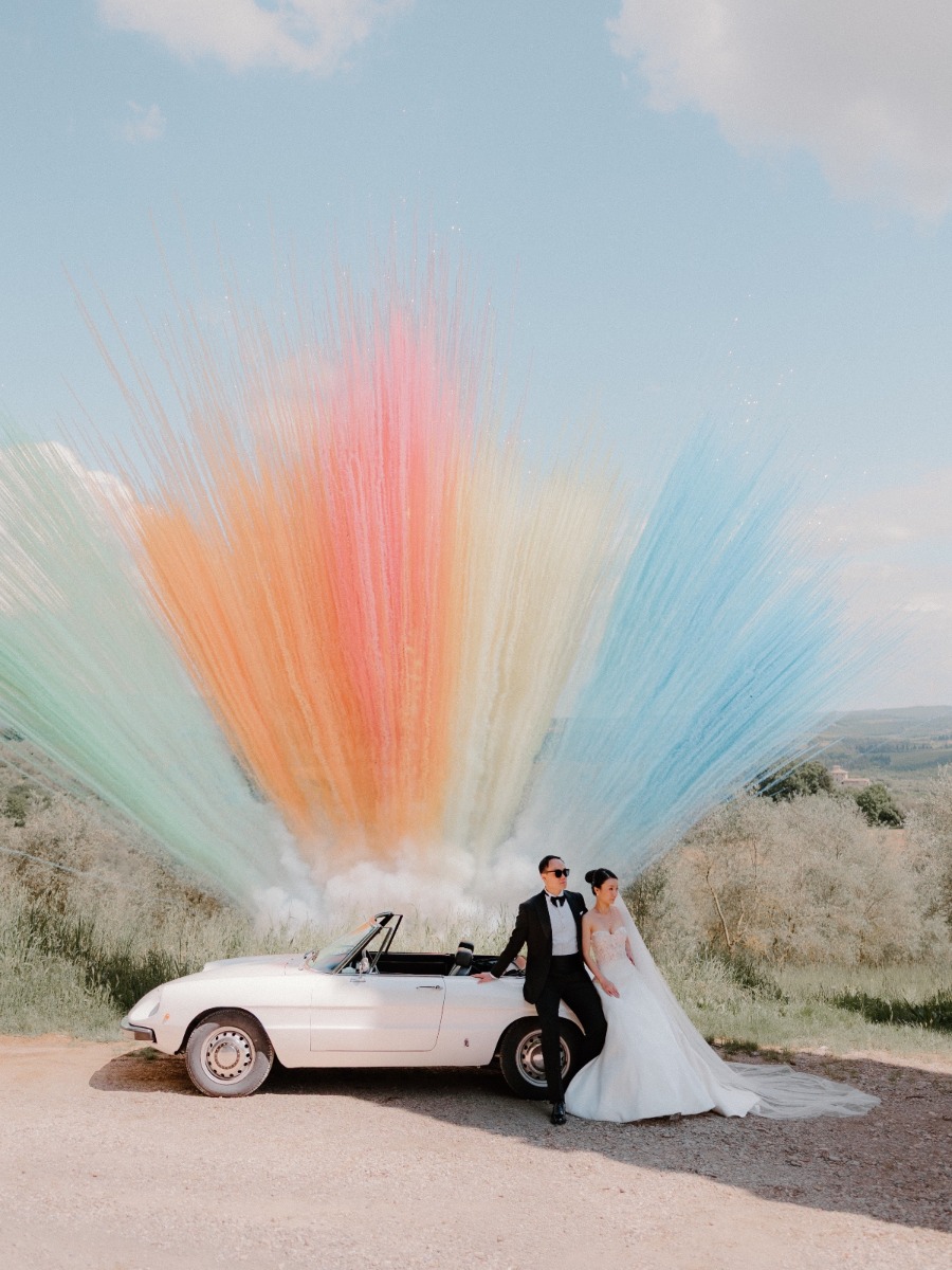 Dreamy neutral Tuscan wedding with a colorful (explosive!) surprise