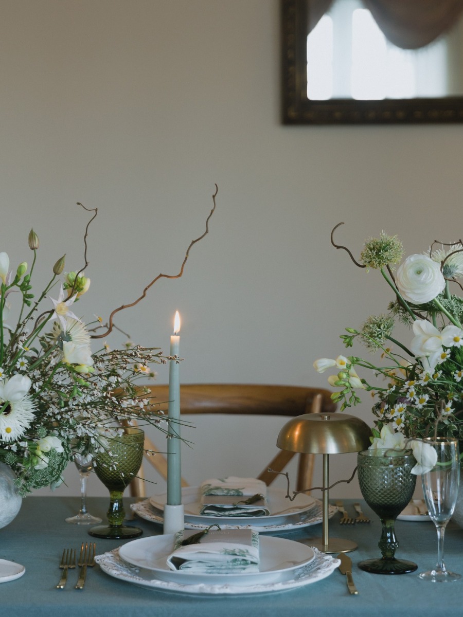 The perfect vintage-meets-wildflower wedding inspo in sage green