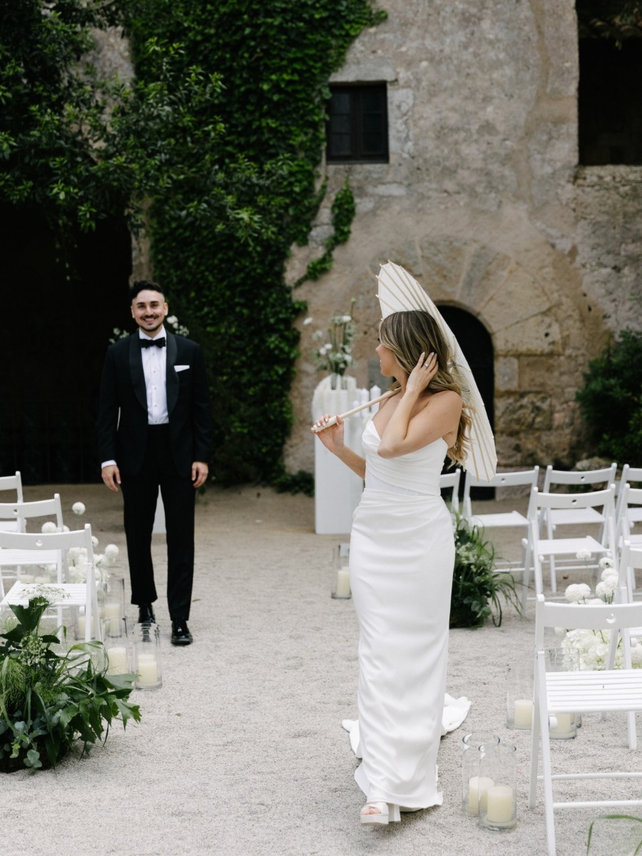 Minimalist wedding at a castle on the spanish coast