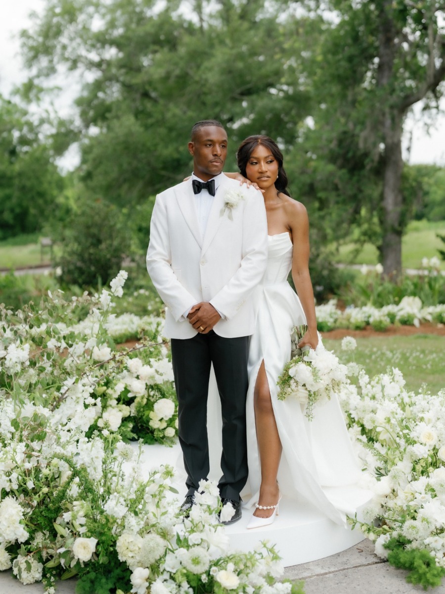 Modern green and white wedding inspo in an enchanted garden