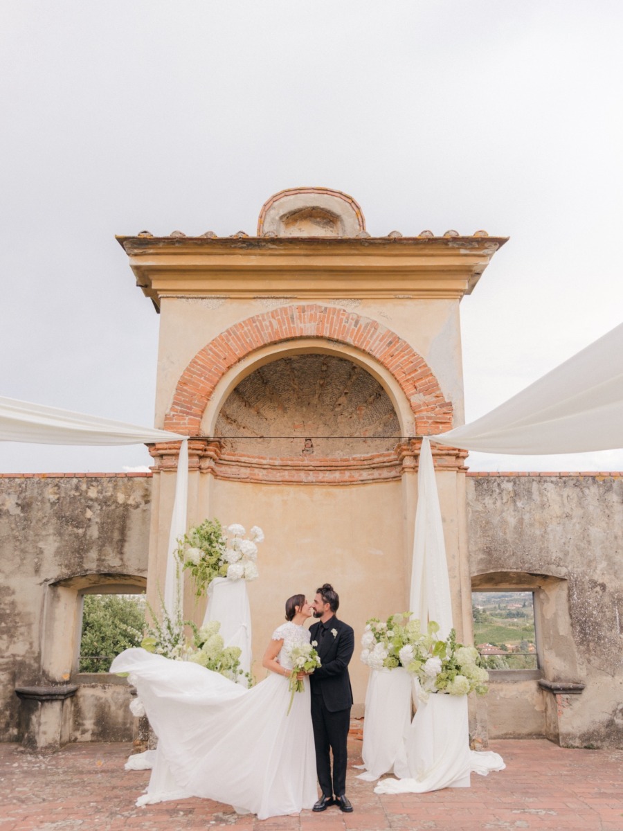 Light and airy wedding in the Tuscan hills with a focus on fabrics