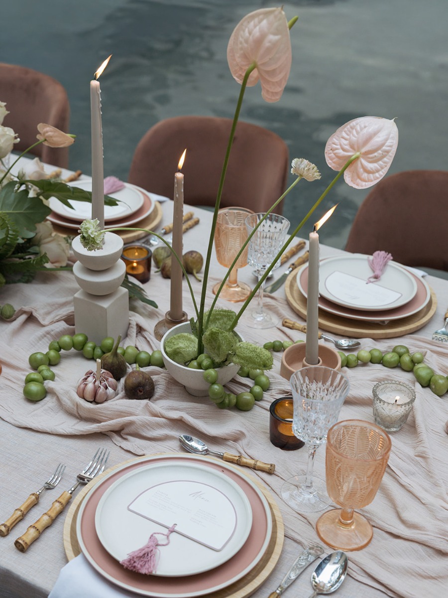 Modern editorial with a floating reception table you need to see