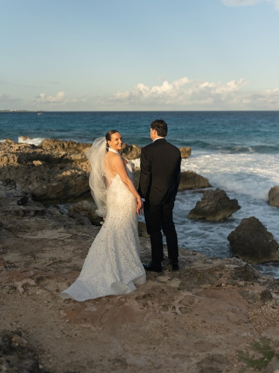 A travel agency for destination weddings that's absolutely free