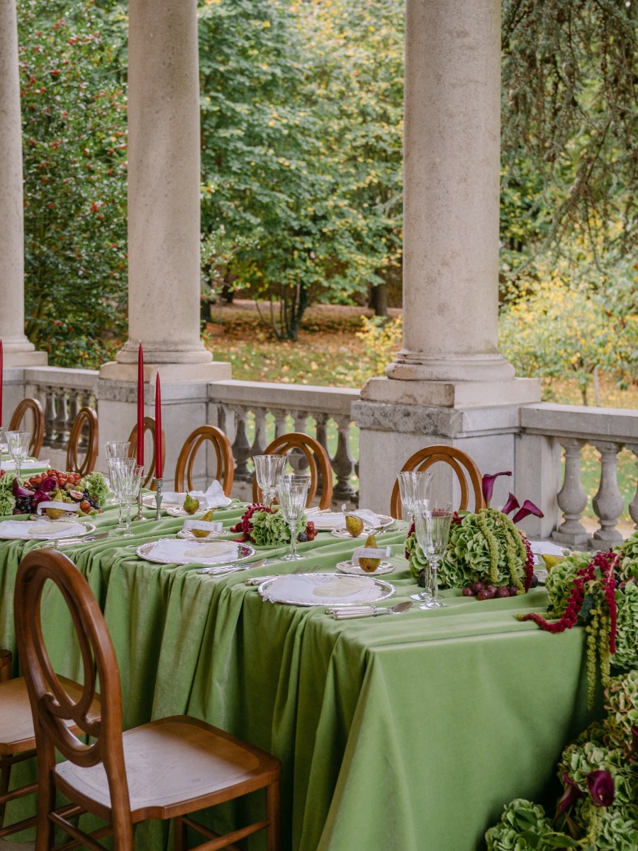 Château wedding inspo with this season's hottest color combo