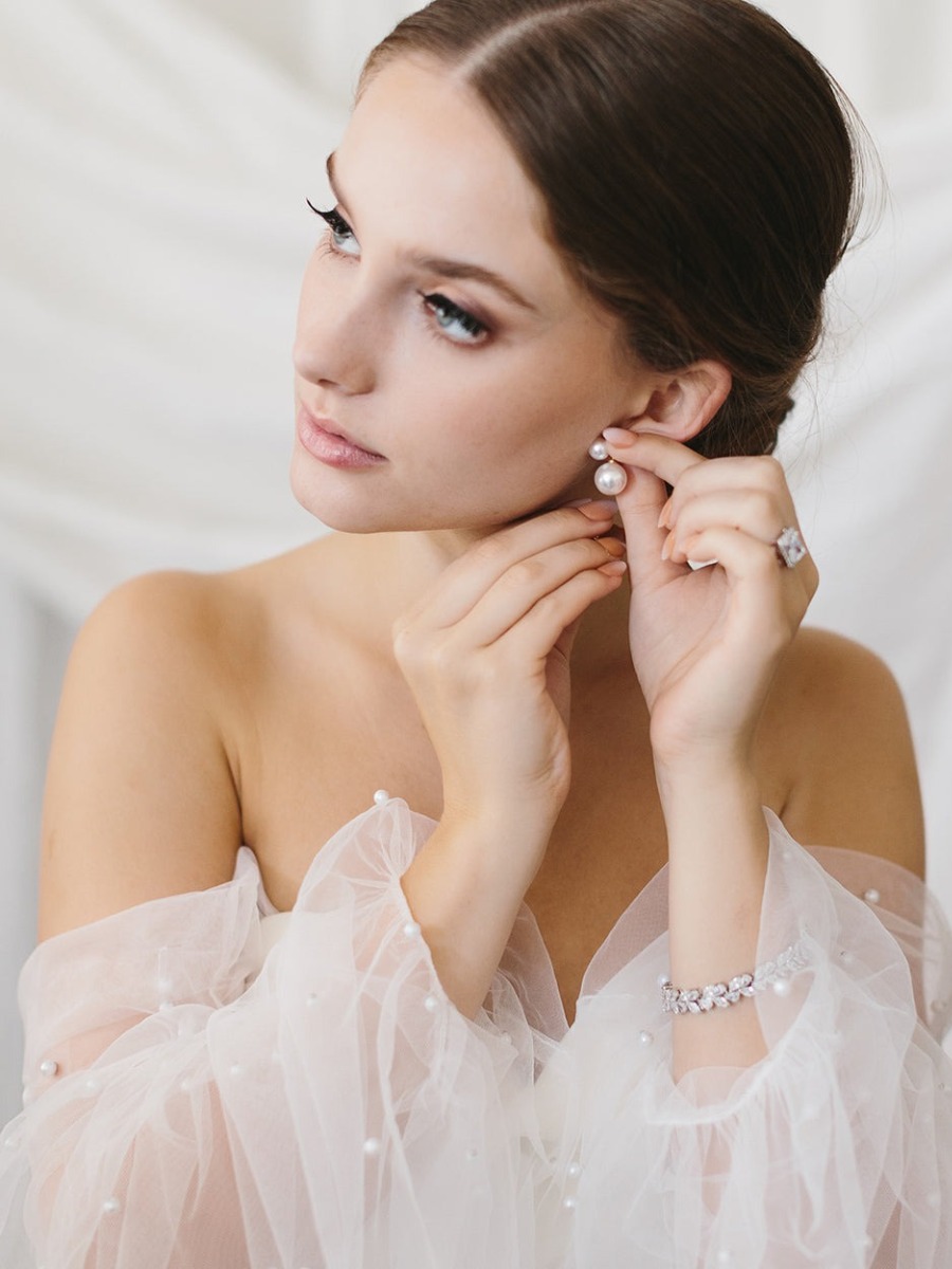 Modern pearl bridal accessories (that don’t feel traditional)