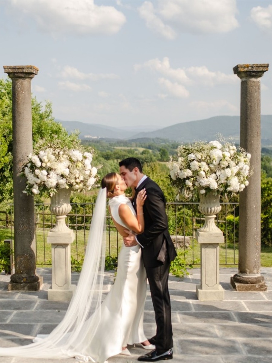 Contemporary Tuscan wedding in white with under 100 guests