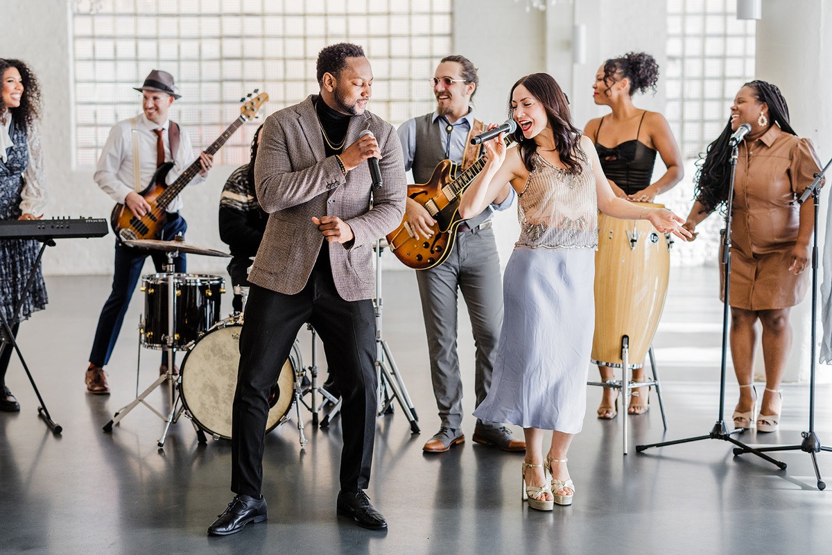 best wedding band in Chicago: Bluewater Kings Band