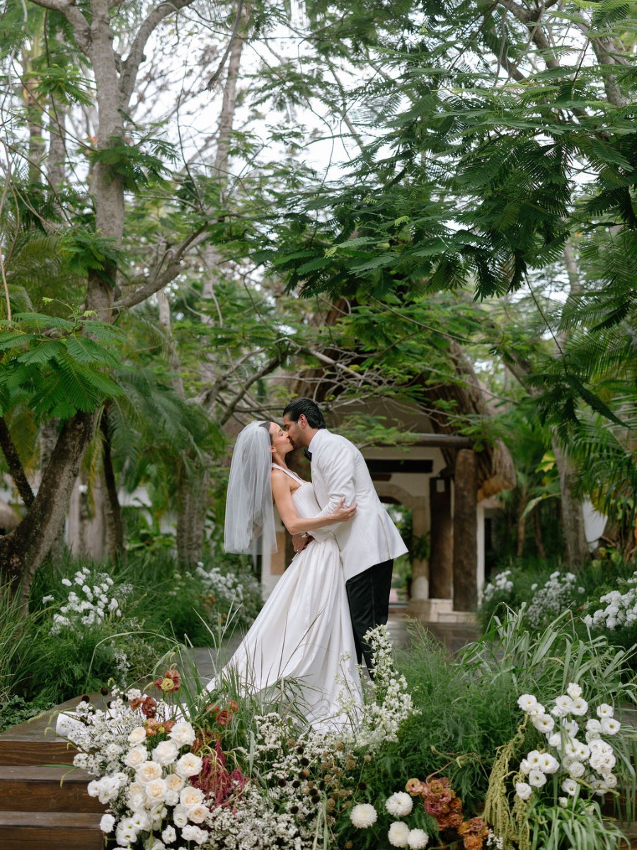 Fashion-forward garden wedding with ahead-of-the-trend fabric menus