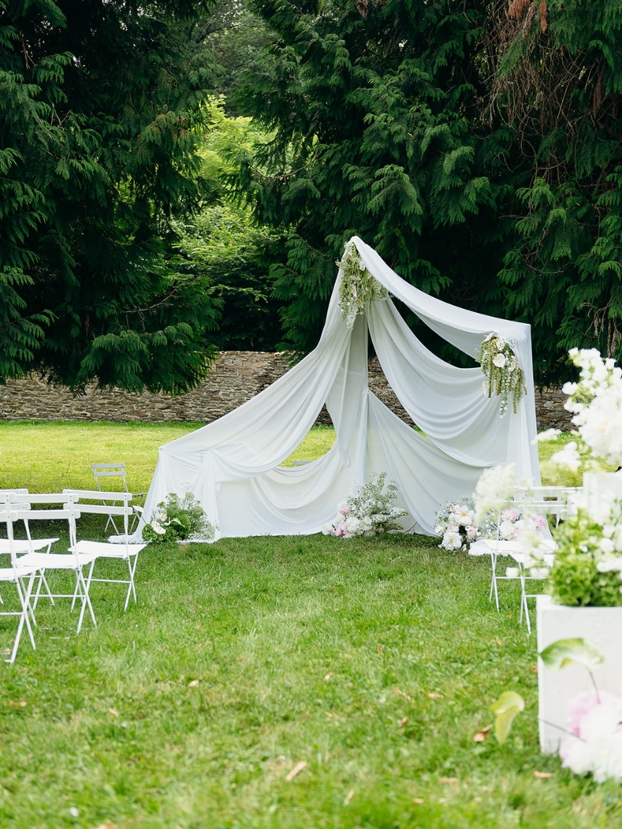 Balletcore wedding with dramatic draping at Château d’Oche